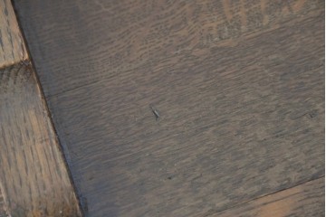 中古　美品　オーク材　横浜クラシック家具　ダニエル(daniel)　ノックオンウッド(knockonwood)　コロニアルシリーズ(Hand Made)　クラシカルな雰囲気漂う引き出し付きサイドテーブル　(R-083713)