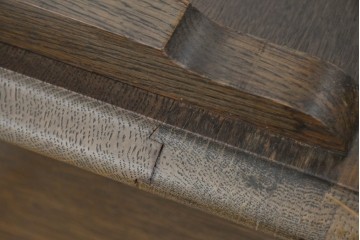 中古　美品　オーク材　横浜クラシック家具　ダニエル(daniel)　ノックオンウッド(knockonwood)　コロニアルシリーズ(Hand Made)　クラシカルな雰囲気漂う引き出し付きサイドテーブル　(R-083713)