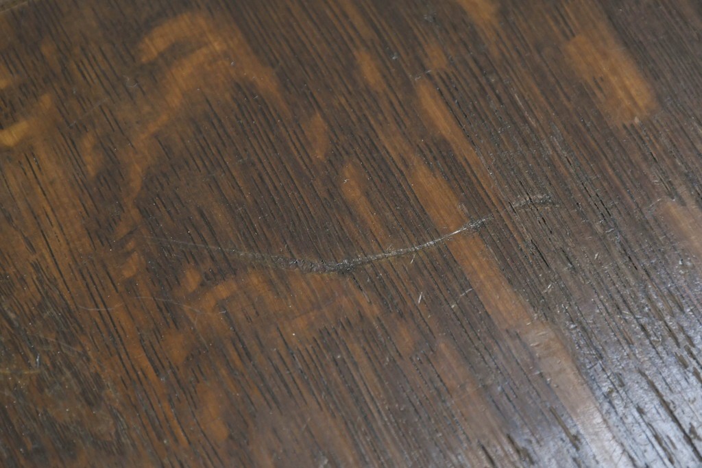 中古　美品　オーク材　横浜クラシック家具　ダニエル(daniel)　ノックオンウッド(knockonwood)　コロニアルシリーズ(Hand Made)　クラシカルな雰囲気漂う引き出し付きサイドテーブル　(R-083713)