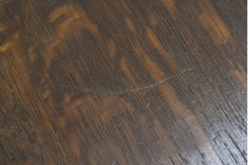 中古　美品　オーク材　横浜クラシック家具　ダニエル(daniel)　ノックオンウッド(knockonwood)　コロニアルシリーズ(Hand Made)　クラシカルな雰囲気漂う引き出し付きサイドテーブル　(R-083713)