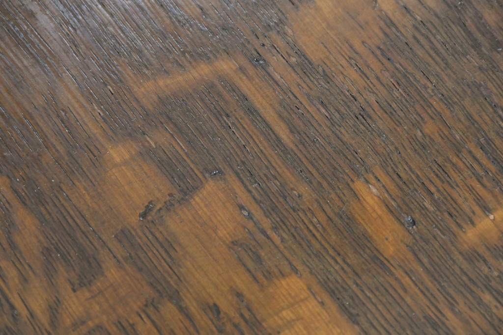 中古　美品　オーク材　横浜クラシック家具　ダニエル(daniel)　ノックオンウッド(knockonwood)　コロニアルシリーズ(Hand Made)　クラシカルな雰囲気漂う引き出し付きサイドテーブル　(R-083713)