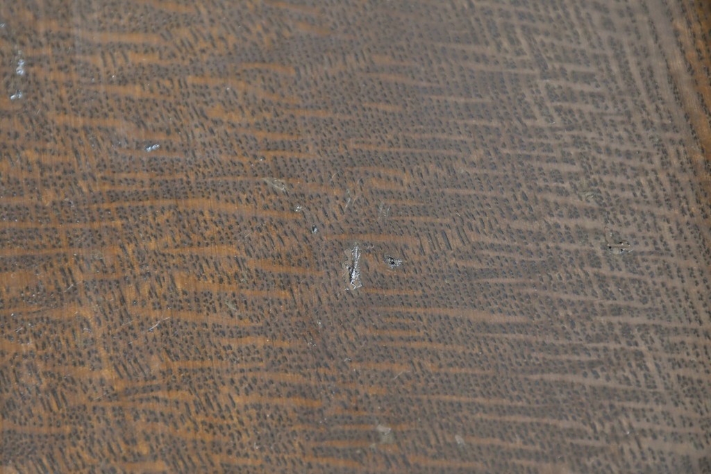 中古　美品　オーク材　横浜クラシック家具　ダニエル(daniel)　ノックオンウッド(knockonwood)　コロニアルシリーズ(Hand Made)　クラシカルな雰囲気漂う引き出し付きサイドテーブル　(R-083713)