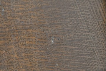 中古　美品　オーク材　横浜クラシック家具　ダニエル(daniel)　ノックオンウッド(knockonwood)　コロニアルシリーズ(Hand Made)　クラシカルな雰囲気漂う引き出し付きサイドテーブル　(R-083713)