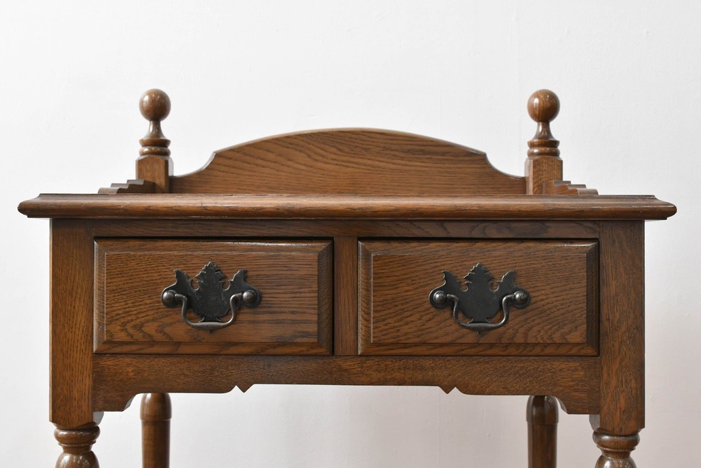 中古　美品　オーク材　横浜クラシック家具　ダニエル(daniel)　ノックオンウッド(knockonwood)　コロニアルシリーズ(Hand Made)　クラシカルな雰囲気漂う引き出し付きサイドテーブル　(R-083713)