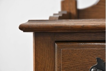 中古　美品　オーク材　横浜クラシック家具　ダニエル(daniel)　ノックオンウッド(knockonwood)　コロニアルシリーズ(Hand Made)　クラシカルな雰囲気漂う引き出し付きサイドテーブル　(R-083713)