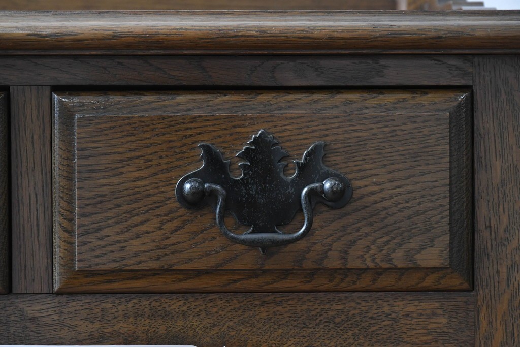 中古　美品　オーク材　横浜クラシック家具　ダニエル(daniel)　ノックオンウッド(knockonwood)　コロニアルシリーズ(Hand Made)　クラシカルな雰囲気漂う引き出し付きサイドテーブル　(R-083713)