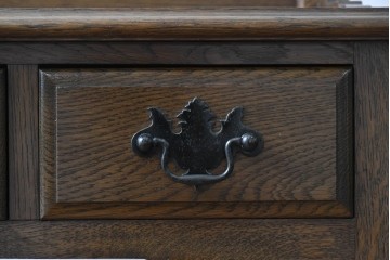 中古　美品　オーク材　横浜クラシック家具　ダニエル(daniel)　ノックオンウッド(knockonwood)　コロニアルシリーズ(Hand Made)　クラシカルな雰囲気漂う引き出し付きサイドテーブル　(R-083713)