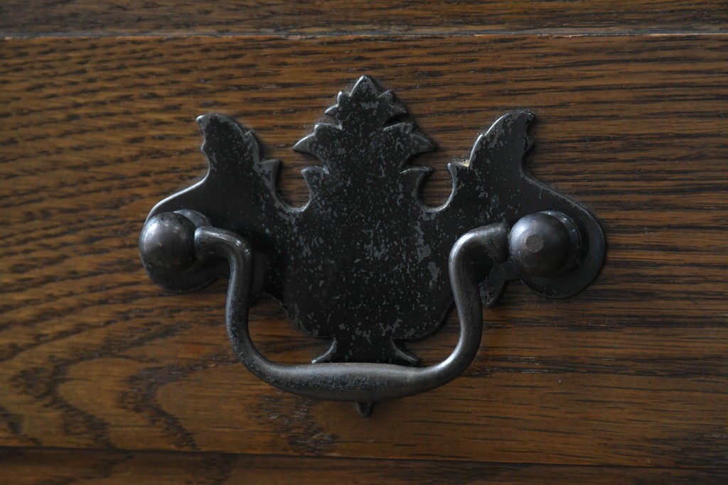 中古　美品　オーク材　横浜クラシック家具　ダニエル(daniel)　ノックオンウッド(knockonwood)　コロニアルシリーズ(Hand Made)　クラシカルな雰囲気漂う引き出し付きサイドテーブル　(R-083713)