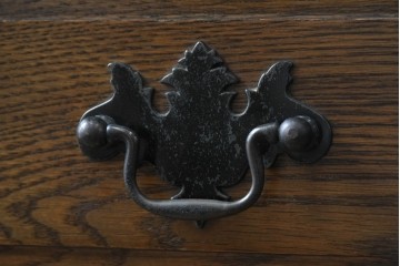 中古　美品　オーク材　横浜クラシック家具　ダニエル(daniel)　ノックオンウッド(knockonwood)　コロニアルシリーズ(Hand Made)　クラシカルな雰囲気漂う引き出し付きサイドテーブル　(R-083713)