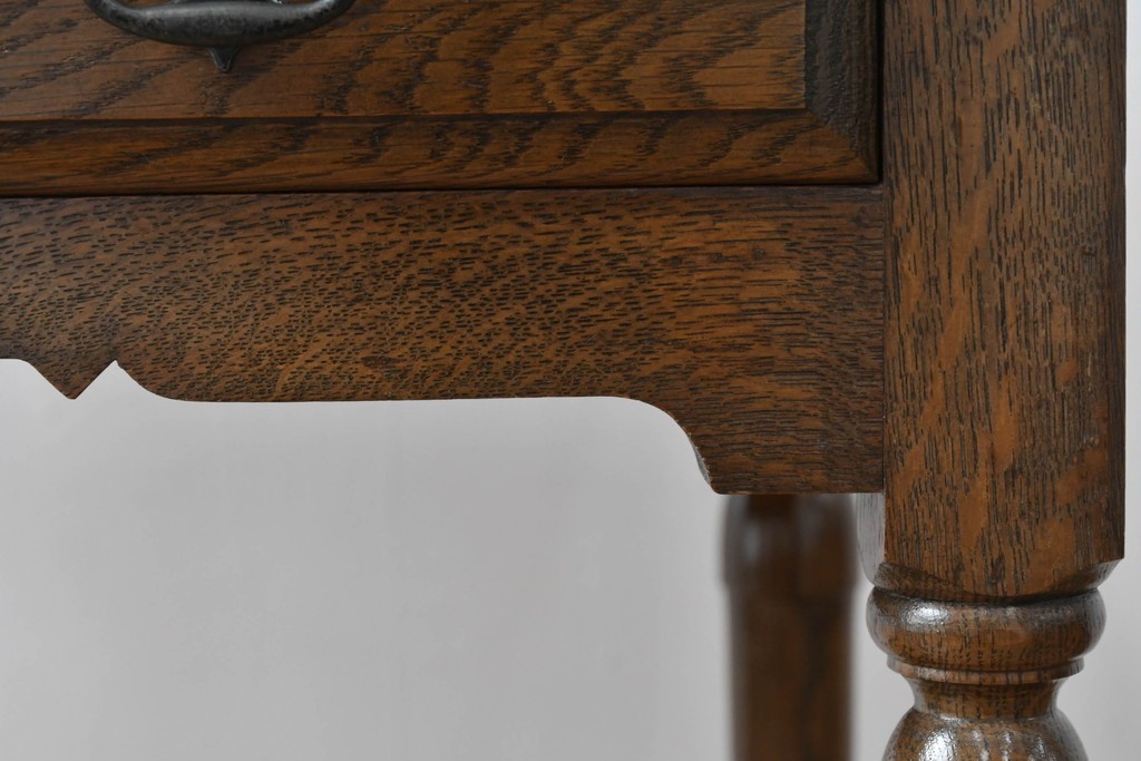 中古　美品　オーク材　横浜クラシック家具　ダニエル(daniel)　ノックオンウッド(knockonwood)　コロニアルシリーズ(Hand Made)　クラシカルな雰囲気漂う引き出し付きサイドテーブル　(R-083713)