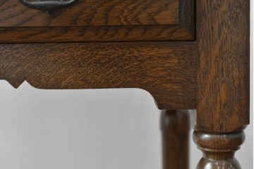 中古　美品　オーク材　横浜クラシック家具　ダニエル(daniel)　ノックオンウッド(knockonwood)　コロニアルシリーズ(Hand Made)　クラシカルな雰囲気漂う引き出し付きサイドテーブル　(R-083713)