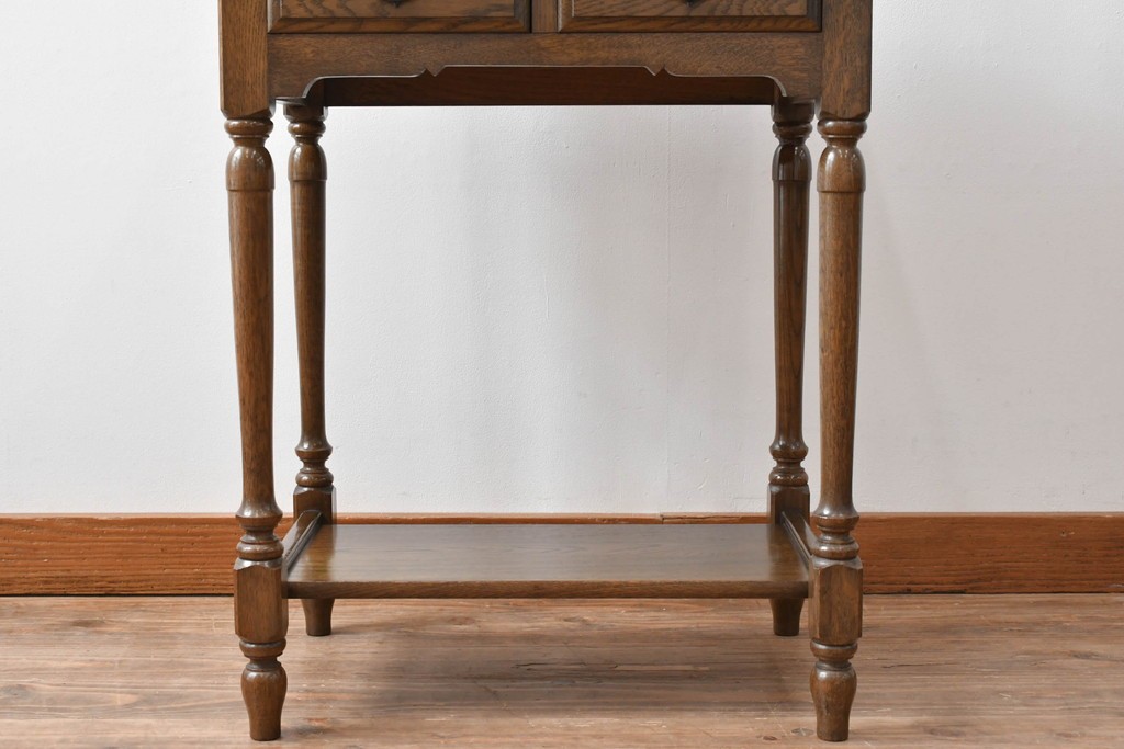中古　美品　オーク材　横浜クラシック家具　ダニエル(daniel)　ノックオンウッド(knockonwood)　コロニアルシリーズ(Hand Made)　クラシカルな雰囲気漂う引き出し付きサイドテーブル　(R-083713)