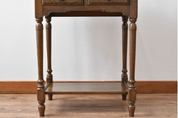 中古　美品　オーク材　横浜クラシック家具　ダニエル(daniel)　ノックオンウッド(knockonwood)　コロニアルシリーズ(Hand Made)　クラシカルな雰囲気漂う引き出し付きサイドテーブル　(R-083713)