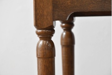 中古　美品　オーク材　横浜クラシック家具　ダニエル(daniel)　ノックオンウッド(knockonwood)　コロニアルシリーズ(Hand Made)　クラシカルな雰囲気漂う引き出し付きサイドテーブル　(R-083713)