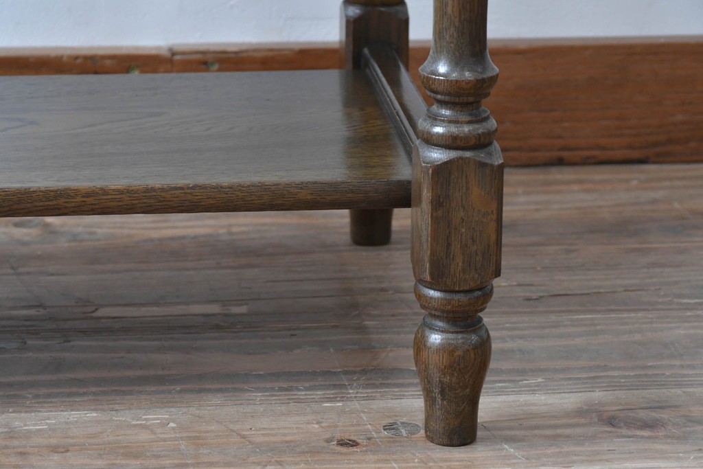 中古　美品　オーク材　横浜クラシック家具　ダニエル(daniel)　ノックオンウッド(knockonwood)　コロニアルシリーズ(Hand Made)　クラシカルな雰囲気漂う引き出し付きサイドテーブル　(R-083713)