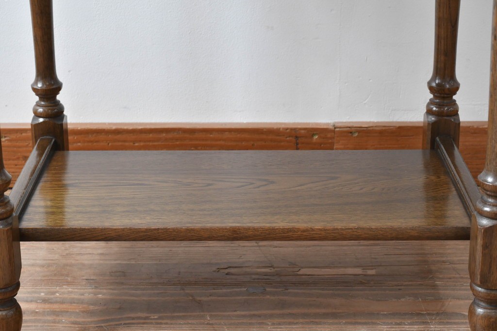 中古　美品　オーク材　横浜クラシック家具　ダニエル(daniel)　ノックオンウッド(knockonwood)　コロニアルシリーズ(Hand Made)　クラシカルな雰囲気漂う引き出し付きサイドテーブル　(R-083713)