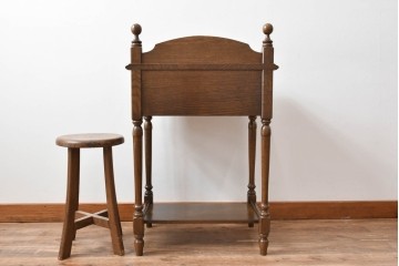 中古　美品　オーク材　横浜クラシック家具　ダニエル(daniel)　ノックオンウッド(knockonwood)　コロニアルシリーズ(Hand Made)　クラシカルな雰囲気漂う引き出し付きサイドテーブル　(R-083713)
