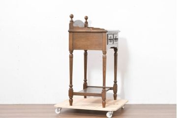 中古　美品　オーク材　横浜クラシック家具　ダニエル(daniel)　ノックオンウッド(knockonwood)　コロニアルシリーズ(Hand Made)　クラシカルな雰囲気漂う引き出し付きサイドテーブル(ナイトテーブル、花台、飾り台)(R-083713)