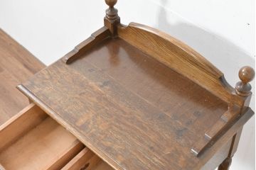 中古　美品　オーク材　横浜クラシック家具　ダニエル(daniel)　ノックオンウッド(knockonwood)　コロニアルシリーズ(Hand Made)　クラシカルな雰囲気漂う引き出し付きサイドテーブル(ナイトテーブル、花台、飾り台)(R-083713)