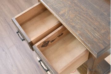 中古　美品　オーク材　横浜クラシック家具　ダニエル(daniel)　ノックオンウッド(knockonwood)　コロニアルシリーズ(Hand Made)　クラシカルな雰囲気漂う引き出し付きサイドテーブル(ナイトテーブル、花台、飾り台)(R-083713)