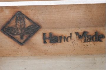 中古　美品　オーク材　横浜クラシック家具　ダニエル(daniel)　ノックオンウッド(knockonwood)　コロニアルシリーズ(Hand Made)　クラシカルな雰囲気漂う引き出し付きサイドテーブル(ナイトテーブル、花台、飾り台)(R-083713)