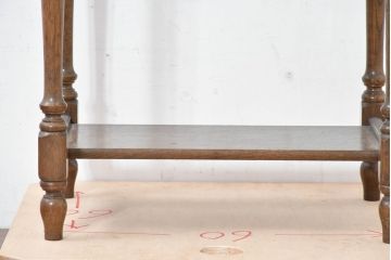 中古　美品　オーク材　横浜クラシック家具　ダニエル(daniel)　ノックオンウッド(knockonwood)　コロニアルシリーズ(Hand Made)　クラシカルな雰囲気漂う引き出し付きサイドテーブル(ナイトテーブル、花台、飾り台)(R-083713)
