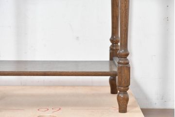 中古　美品　オーク材　横浜クラシック家具　ダニエル(daniel)　ノックオンウッド(knockonwood)　コロニアルシリーズ(Hand Made)　クラシカルな雰囲気漂う引き出し付きサイドテーブル(ナイトテーブル、花台、飾り台)(R-083713)