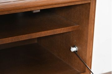 中古　美品　勇峰工芸　フローラシリーズ　ナラ(楢)材　あたたかみを感じるクラシカルで上品なテレビボード(TVボード、テレビ台、TV台、ローボード、収納棚、戸棚)(R-083716)