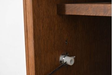 中古　美品　勇峰工芸　フローラシリーズ　ナラ(楢)材　あたたかみを感じるクラシカルで上品なテレビボード(TVボード、テレビ台、TV台、ローボード、収納棚、戸棚)(R-083716)
