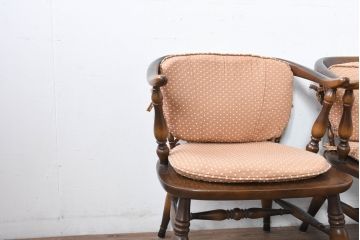 和製ビンテージ　美品　希少な廃番品　飛騨産業　キツツキマーク　細部までこだわりが感じられるクッション付きアームチェア4脚セット(ダイニングチェア、椅子、イス、ヴィンテージ、バラ売り可能)(R-083719)
