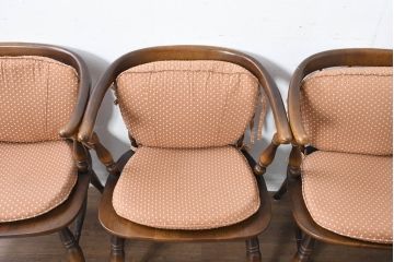 和製ビンテージ　美品　希少な廃番品　飛騨産業　キツツキマーク　細部までこだわりが感じられるクッション付きアームチェア4脚セット(ダイニングチェア、椅子、イス、ヴィンテージ、バラ売り可能)(R-083719)