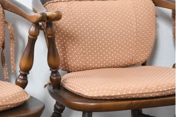 和製ビンテージ　美品　希少な廃番品　飛騨産業　キツツキマーク　細部までこだわりが感じられるクッション付きアームチェア4脚セット(ダイニングチェア、椅子、イス、ヴィンテージ、バラ売り可能)(R-083719)