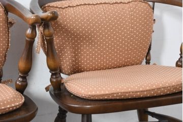 和製ビンテージ　美品　希少な廃番品　飛騨産業　キツツキマーク　細部までこだわりが感じられるクッション付きアームチェア4脚セット(ダイニングチェア、椅子、イス、ヴィンテージ、バラ売り可能)(R-083719)
