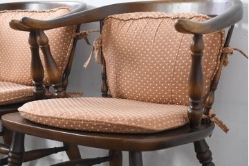 和製ビンテージ　美品　希少な廃番品　飛騨産業　キツツキマーク　細部までこだわりが感じられるクッション付きアームチェア4脚セット(ダイニングチェア、椅子、イス、ヴィンテージ、バラ売り可能)(R-083719)