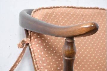 和製ビンテージ　美品　希少な廃番品　飛騨産業　キツツキマーク　細部までこだわりが感じられるクッション付きアームチェア4脚セット(ダイニングチェア、椅子、イス、ヴィンテージ、バラ売り可能)(R-083719)