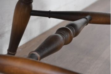 和製ビンテージ　美品　希少な廃番品　飛騨産業　キツツキマーク　細部までこだわりが感じられるクッション付きアームチェア4脚セット(ダイニングチェア、椅子、イス、ヴィンテージ、バラ売り可能)(R-083719)
