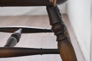 和製ビンテージ　美品　希少な廃番品　飛騨産業　キツツキマーク　細部までこだわりが感じられるクッション付きアームチェア4脚セット(ダイニングチェア、椅子、イス、ヴィンテージ、バラ売り可能)(R-083719)