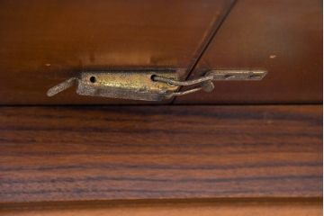 中古　高級輸入家具　ローズウッドとウォールナットを贅沢に使用した象嵌入りの伸長式ダイニングテーブル(エクステンション、伸縮式ダイニングテーブル、拡張テーブル、食卓、4人掛け、6人掛け、4人用、6人用)(R-083722)