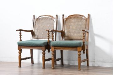 中古　三越家具(現カントリーハウス)　Brugge(ブルージュ)　ラタン(籐)　クラシカルな佇まいが魅力のアームチェア2脚セット(ダイニングチェア、ラウンジチェア、椅子、イス、バラ売り可能)(定価2脚で約22万円)(R-083723)