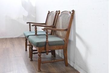 中古　三越家具(現カントリーハウス)　Brugge(ブルージュ)　ラタン(籐)　クラシカルな佇まいが魅力のアームチェア2脚セット(ダイニングチェア、ラウンジチェア、椅子、イス、バラ売り可能)(定価2脚で約22万円)(R-083723)