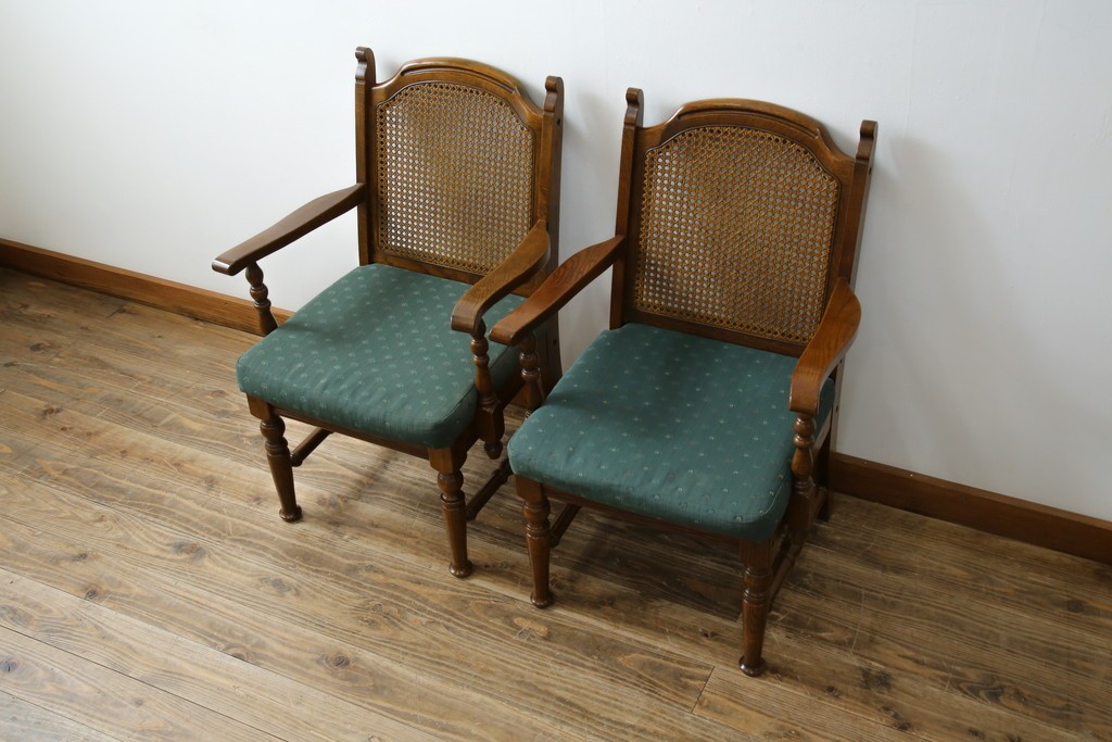 中古　三越家具(現カントリーハウス)　Brugge(ブルージュ)　ラタン(籐)　クラシカルな佇まいが魅力のアームチェア2脚　セット定価約22万円相当　(R-083723)