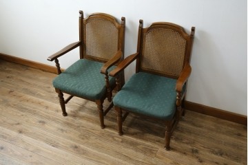 中古　三越家具(現カントリーハウス)　Brugge(ブルージュ)　ラタン(籐)　クラシカルな佇まいが魅力のアームチェア2脚　セット定価約22万円相当　(R-083723)