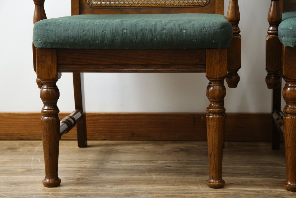 中古　三越家具(現カントリーハウス)　Brugge(ブルージュ)　ラタン(籐)　クラシカルな佇まいが魅力のアームチェア2脚　セット定価約22万円相当　(R-083723)