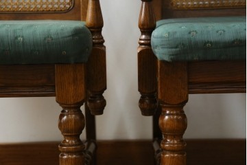 中古　三越家具(現カントリーハウス)　Brugge(ブルージュ)　ラタン(籐)　クラシカルな佇まいが魅力のアームチェア2脚　セット定価約22万円相当　(R-083723)