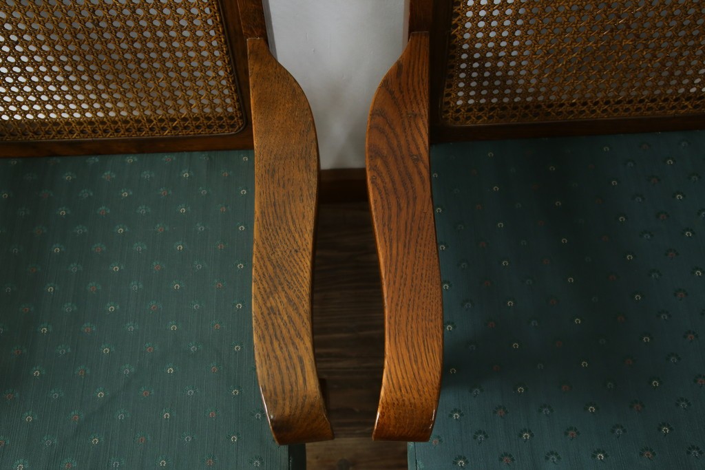 中古　三越家具(現カントリーハウス)　Brugge(ブルージュ)　ラタン(籐)　クラシカルな佇まいが魅力のアームチェア2脚　セット定価約22万円相当　(R-083723)