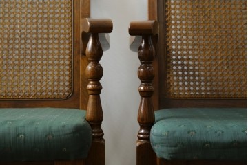 中古　三越家具(現カントリーハウス)　Brugge(ブルージュ)　ラタン(籐)　クラシカルな佇まいが魅力のアームチェア2脚　セット定価約22万円相当　(R-083723)