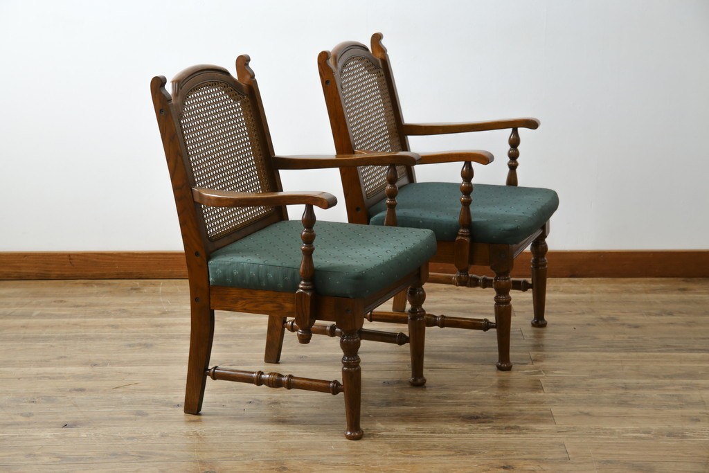 中古　三越家具(現カントリーハウス)　Brugge(ブルージュ)　ラタン(籐)　クラシカルな佇まいが魅力のアームチェア2脚　セット定価約22万円相当　(R-083723)