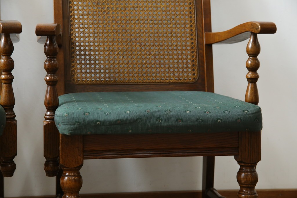 中古　三越家具(現カントリーハウス)　Brugge(ブルージュ)　ラタン(籐)　クラシカルな佇まいが魅力のアームチェア2脚　セット定価約22万円相当　(R-083723)