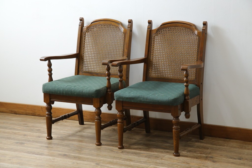 中古　三越家具(現カントリーハウス)　Brugge(ブルージュ)　ラタン(籐)　クラシカルな佇まいが魅力のアームチェア2脚　セット定価約22万円相当　(R-083723)