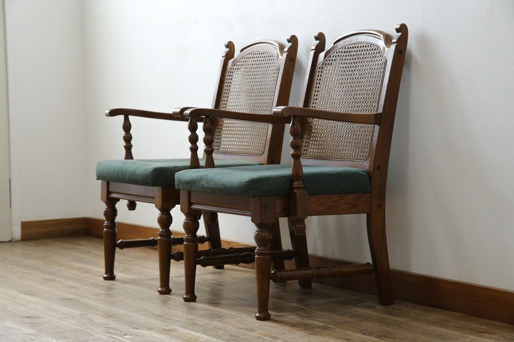 中古　三越家具(現カントリーハウス)　Brugge(ブルージュ)　ラタン(籐)　クラシカルな佇まいが魅力のアームチェア2脚　セット定価約22万円相当　(R-083723)